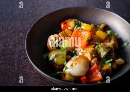 Tofu dolce e agrodolce con peperoni e cipolla Foto Stock