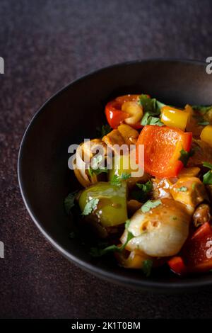 Tofu dolce e agrodolce con peperoni e cipolla Foto Stock