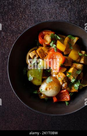 Tofu dolce e agrodolce con peperoni e cipolla Foto Stock