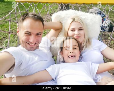 Ritratto di famiglia in un'amaca Foto Stock