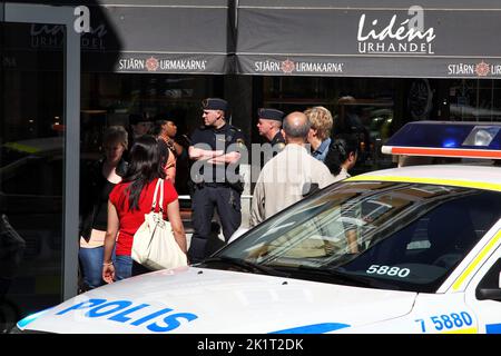 Alle 2 di lunedì, la polizia è stata avvertita che un negozio di orologi era stato sottoposto a rapina armata. Foto Stock