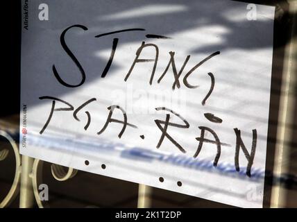 Alle 2 di lunedì, la polizia è stata avvertita che un negozio di orologi era stato sottoposto a rapina armata. Foto Stock