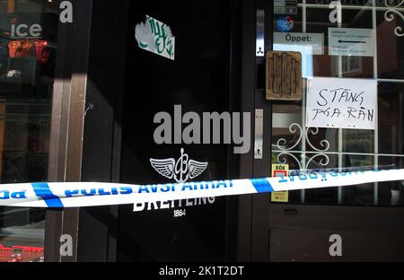 Alle 2 di lunedì, la polizia è stata avvertita che un negozio di orologi era stato sottoposto a rapina armata. Foto Stock