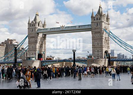 Inghilterra, Londra, pianti che fanno la fila lungo le rive del Tamigi per vedere la bara della regina Elisabetta II che posa lo stato nella Westminster Hall. Foto Stock