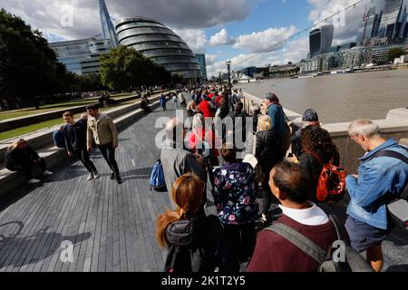 Inghilterra, Londra, pianti che fanno la fila lungo le rive del Tamigi per vedere la bara della regina Elisabetta II che posa lo stato nella Westminster Hall. Foto Stock