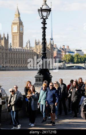 Inghilterra, Londra, pianti che fanno la fila lungo le rive del Tamigi per vedere la bara della regina Elisabetta II che posa lo stato nella Westminster Hall. Foto Stock