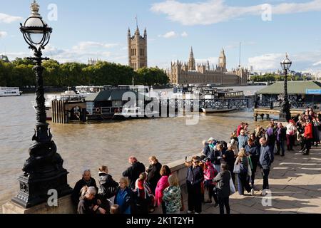 Inghilterra, Londra, pianti che fanno la fila lungo le rive del Tamigi per vedere la bara della regina Elisabetta II che posa lo stato nella Westminster Hall. Foto Stock