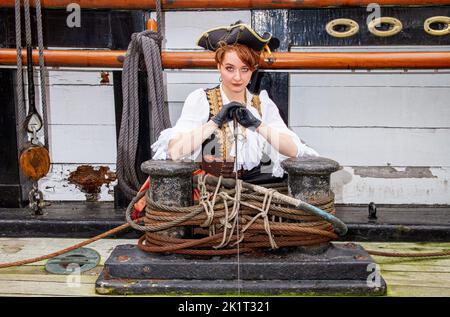 Ashley Wilkinson indossa un costume da pirata cosplay a bordo della RRS Discovery Ship durante una foto a Dundee, Scozia Foto Stock