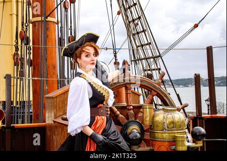 Ashley Wilkinson indossa un costume da pirata cosplay a bordo della RRS Discovery Ship durante una foto a Dundee, Scozia Foto Stock