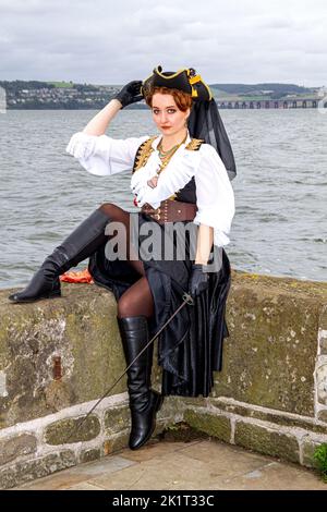 Ashley Wilkinson indossa un costume da pirata cosplay lungo il lungomare di Dundee durante un'operazione di fotografia in Scozia Foto Stock