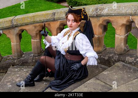 Ashley Wilkinson indossa un costume da pirata cosplay accanto alle Gallerie d'Arte McManus durante un servizio fotografico a Dundee, Scozia Foto Stock