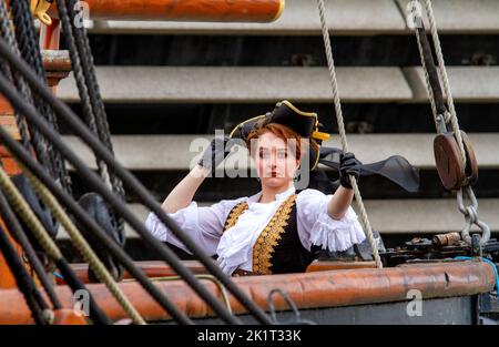 Ashley Wilkinson indossa un costume da pirata cosplay a bordo della RRS Discovery Ship durante una foto a Dundee, Scozia Foto Stock