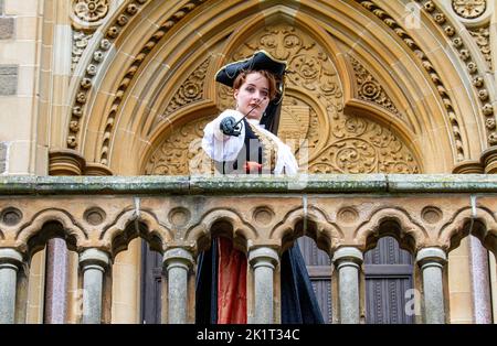 Ashley Wilkinson indossa un costume da pirata cosplay accanto alle Gallerie d'Arte McManus durante un servizio fotografico a Dundee, Scozia Foto Stock