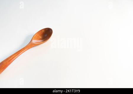 cucchiaio di legno su fondo bianco isolato Foto Stock