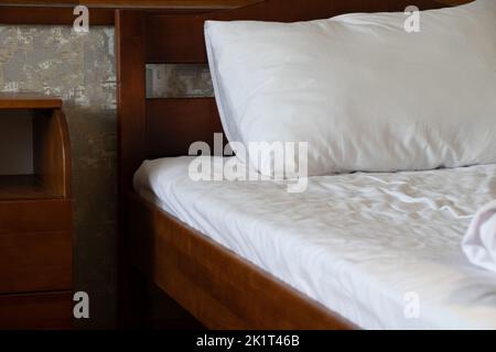 Due letti singoli e un comodino con cassetti in camera da letto, camera da letto, appartamento e interno, comodino Foto Stock