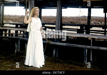 CATHERINE DENEUVE in BELLE DE JOUR (1967), regia di LUIS Buñuel. Credit: PARIS FILM/FIVE FILM/Album Foto Stock