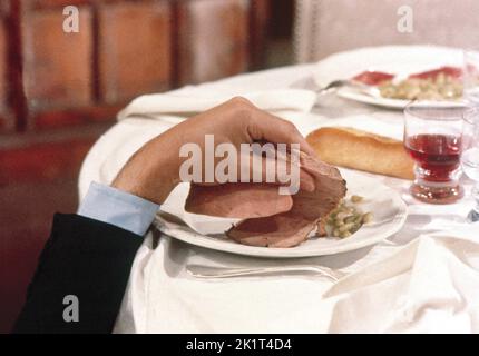 IL FASCINO DISCRETO DELLA BORGHESIA (1972) -TITOLO ORIGINALE: LE CHARME DISCRET DE LA BORGHESIA-, DIRETTO DA LUIS BUÑUEL. CREDIT: DEAN FILM/GREENWICH FILM/JET FILMS/ALBUM Foto Stock