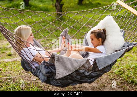 Ritratto di famiglia in un'amaca Foto Stock