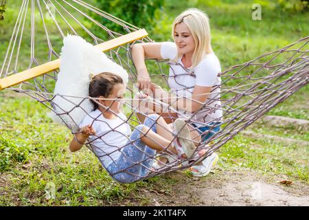 Ritratto di famiglia in un'amaca Foto Stock