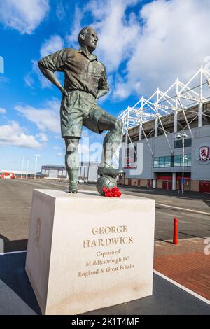 Middlesbrough Football Club,l'Inghilterra,UK con statua di ex giocatore, George Hardwick in primo piano. Foto Stock
