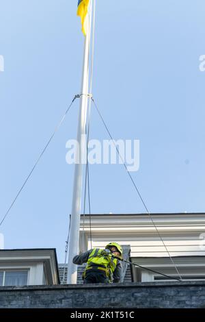 Londra, Regno Unito. 20th Set, 2022. La bandiera Ucraina viene nuovamente innalzata su Downing Street, Credit: Ian Davidson/Alamy Live News Foto Stock