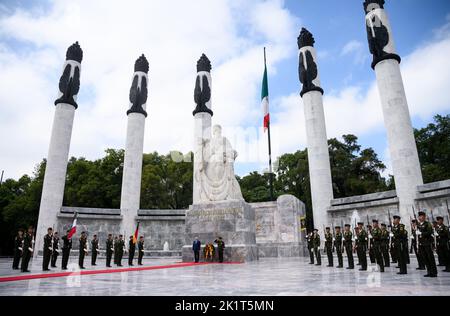 Mexiko Stadt, Messico. 20th Set, 2022. Il presidente federale Frank-Walter Steinmeier depone una corona sull'altare della Patria. Il presidente Steinmeier e sua moglie si trovano in Messico per una visita di due giorni. Credit: Bernd von Jutrczenka/dpa/Alamy Live News Foto Stock