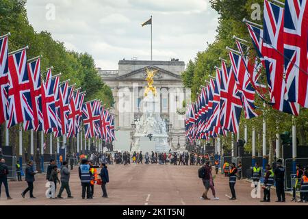 Il Mall ha stornato con bandiere britanniche e Buckingham Palace prima dei funerali della Regina Elisabetta II, il 18 settembre 2022 a Londra, Regno Unito Foto Stock