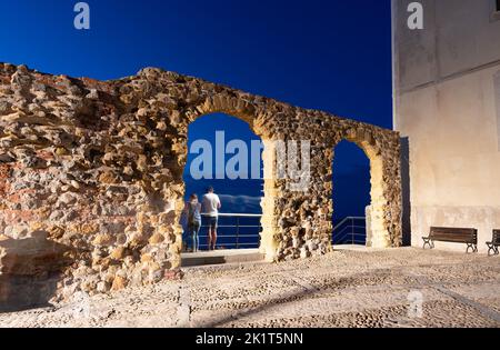 Largo Eroi del Mare parete commemorativa illuminata in luci serali, sull'isola di Sicilia, Cefalù città Foto Stock