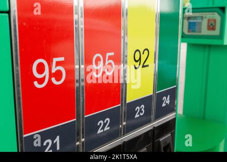 Fondo distributore benzina carburante colorato. Primo piano del servizio di stazione di benzina di petrolio - rifornimento di petrolio e rifornimento per trasporto di automobile conc Foto Stock