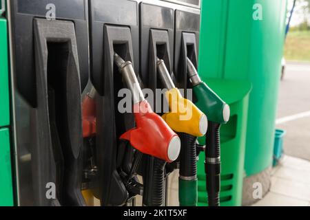 Fondo distributore benzina carburante colorato. Primo piano del servizio di stazione di benzina di petrolio - rifornimento di petrolio e rifornimento per trasporto di automobile conc Foto Stock