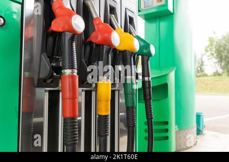 Fondo distributore benzina carburante colorato. Primo piano del servizio di stazione di benzina di petrolio - rifornimento di petrolio e rifornimento per trasporto di automobile conc Foto Stock