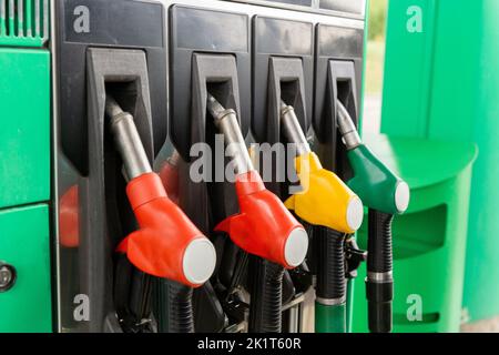 Fondo distributore benzina carburante colorato. Primo piano del servizio di stazione di benzina di petrolio - rifornimento di petrolio e rifornimento per trasporto di automobile conc Foto Stock