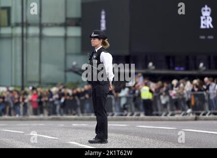 Londra, Regno Unito. Il giorno del funerale di Stato della regina Elisabetta II Uno dei tanti poliziotti che costeggiano il percorso lungo West Cromwell Road, Kensington. 19 Foto Stock