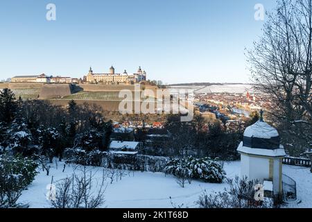 Vista dalla chiesa di Käppele al castello di Marienberg a Würzburg in inverno con neve in primo piano. Foto Stock