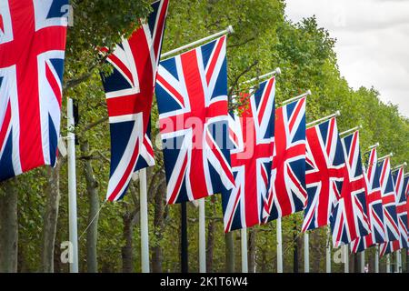 Il Mall ha decollato con bandiere britanniche durante i funerali della Regina Elisabetta II a Londra, Regno Unito Foto Stock