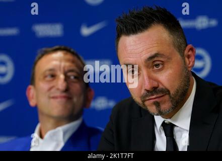 Roberto De Zerbi, manager di New Brighton e Hove Albion, e il proprietario e presidente del club Tony Bloom durante la conferenza stampa presso l'American Express Elite Football Performance Centre di Brighton. Data immagine: Martedì 20 settembre 2022. Foto Stock