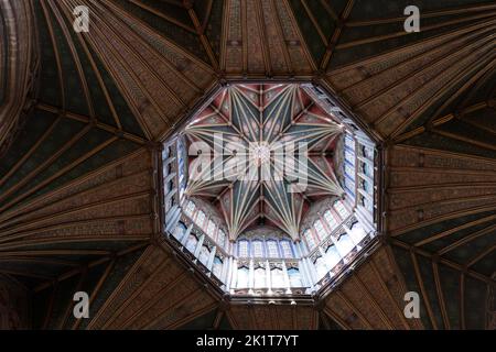 All'interno della Cattedrale di Ely Chiesa della Trinità Santa e indivisa. Soffitto ottagonale Foto Stock