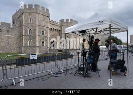L'equipaggio della stazione televisiva Fox e CBS prepara le proprie attrezzature sotto una tenda da festa dietro le barriere antiurto di fronte al castello di Windsor. Regina della morte Foto Stock