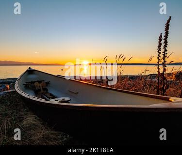 Tramonto su canoa; Puget Sound; Whidbey Island; Washington; USA Foto Stock