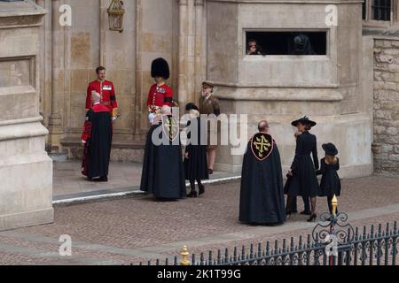 Il funerale della regina Elisabetta 2, Abbazia di Westminster. Camilla The Queens Consort e la principessa di Kate del Galles arrivano all'Abbazia di Westminster con il Principe George e la principessa Charlotte Foto Stock