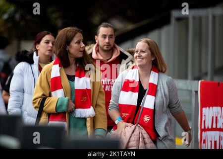 Londra, Regno Unito. 20th Set, 2022. I fan dell'Arsenal arrivano alla partita UEFA Womens Champions League Round 2 tra Arsenal e Ajax al Meadow Park di Londra, Inghilterra. (Liam Asman/SPP) Credit: SPP Sport Press Photo. /Alamy Live News Foto Stock