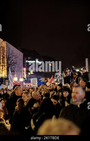 Una folla di persone, manifestazione contro le restrizioni corona a Bielefeld, Germania Foto Stock