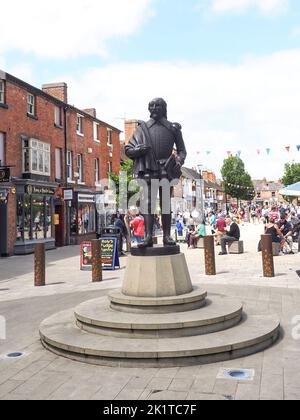 Una foto verticale della statua di William Shakespeare a Stratford upon Avon in Inghilterra Foto Stock