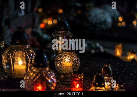 Concetto di All Saints Day con sfondo a candele accese Foto Stock