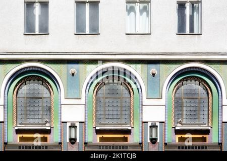 Tre finestre ad arco disposte simmetricamente sulla facciata della casa. Dalla serie Windows of the World. Foto Stock