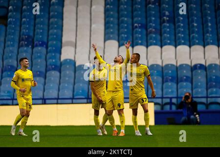 Sam Winnall #9 di Burton Albion festeggia il raggiungimento di un obiettivo per il 0-1 durante la partita del Papa John's Trophy di Sheffield Mercoledì vs Burton Albion a Hillsborough, Sheffield, Regno Unito, 20th settembre 2022 (Foto di ben Early/News Images) Foto Stock