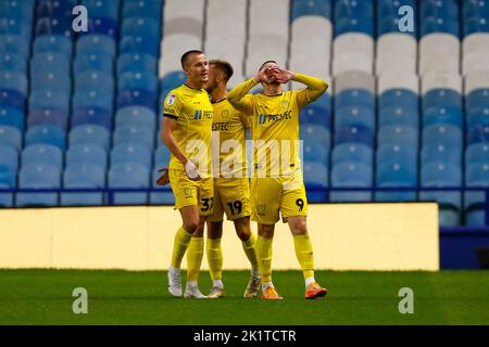 Sam Winnall #9 di Burton Albion festeggia il raggiungimento di un obiettivo per il 0-1 durante la partita del Papa John's Trophy di Sheffield Mercoledì vs Burton Albion a Hillsborough, Sheffield, Regno Unito, 20th settembre 2022 (Foto di ben Early/News Images) Foto Stock