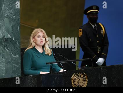 New York, Stati Uniti. 20th Set, 2022. Il Presidente della Repubblica Slovacca Zuzana Caputova interviene alla 77th sessione dell'Assemblea Generale delle Nazioni Unite dibattito generale nella Sala dell'Assemblea Generale delle Nazioni Unite presso la sede delle Nazioni Unite martedì 20 settembre 2022 a New York. Foto di John Angelillo/UPI Credit: UPI/Alamy Live News Foto Stock