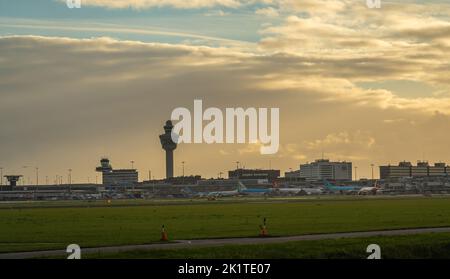 Schiphol, Paesi Bassi, 19.09.2022, Amsterdam Aeroporto Schiphol al tramonto Foto Stock