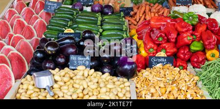 Bancarella di ortaggi nel mercato di Sanary-sur-mer, Foto Stock